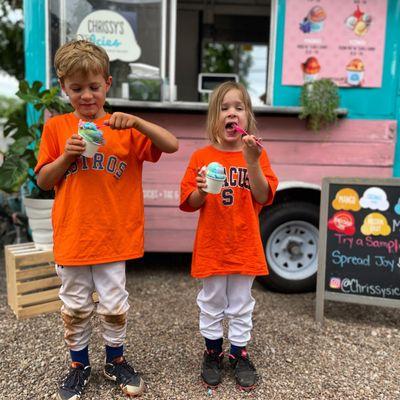 Kids loved this place. Great flavor, rainbow swirls. Happy kids.