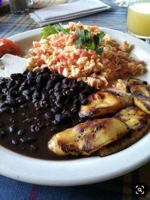 Huevos con tomate