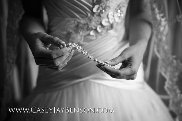 villa di felicita bride holds necklace in hands