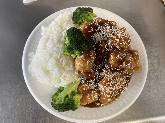 sesame chicken with white rice