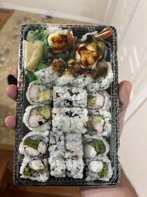 3 sushi rolls