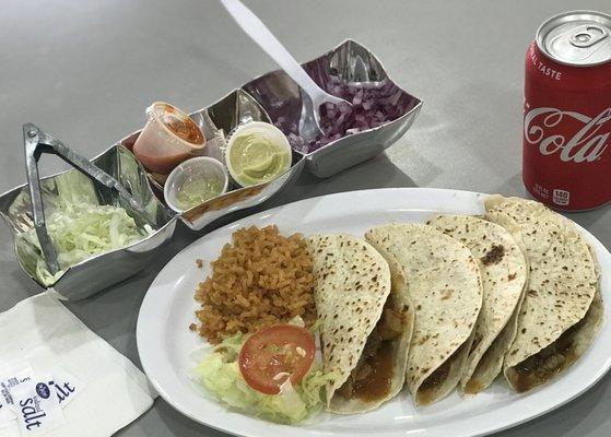 Combo todos los días -- 4 Tacos de Guisado Arroz, Ensalada, y Limonada $8.50