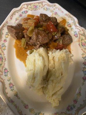 Carne guisada con puré d papas