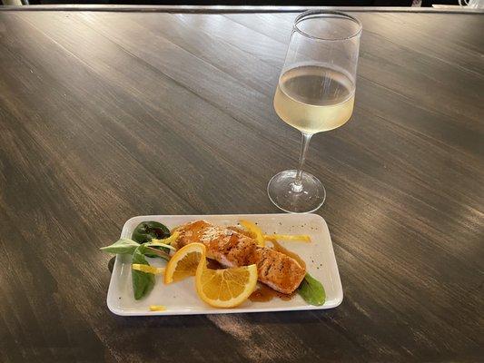 Grilled salmon and white wine