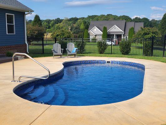 In-ground fiberglass swimming pool