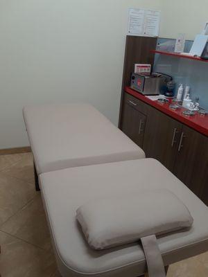 The waxing table (after my appt).