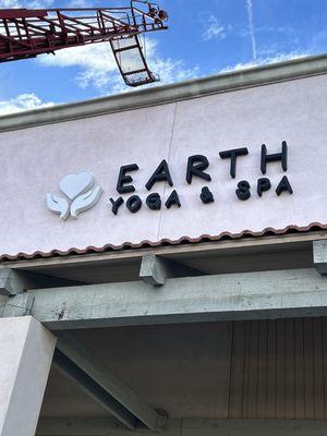 Walk towards Toda Moda and stay right. Around the right corner to the left is Earth Yoga & Spa