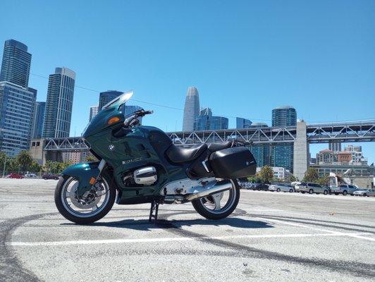 This is "Kermie" (cuz he's SO green!) 
 Kermie's a 1999 BMW R1100RT "oilhead"