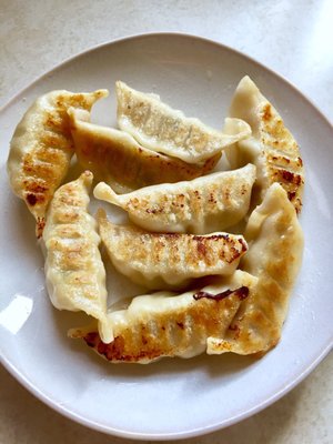 1/2 bag of Fusia Savory Pork Potstickers, worth of the money, this plate only cost $1.50.   02/08/2018