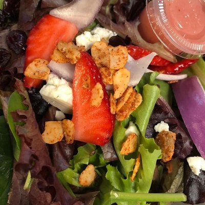 Strawberry salad with spicy almonds