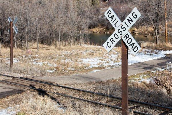 Did you know three (3) of four (4) #railroadtracks in VA do not have lights and arms?  The crossbuck means and ACTIVE TRACK!