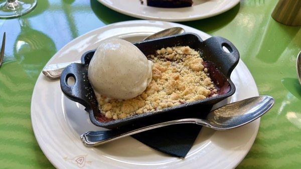 Strawberry rhubarb crumble