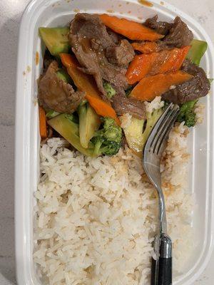 Beef with broccoli, with white rice lunch special