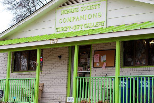 The charming storefront of the Humane Society's thrift shop! I heard it's been around for almost 20 years.