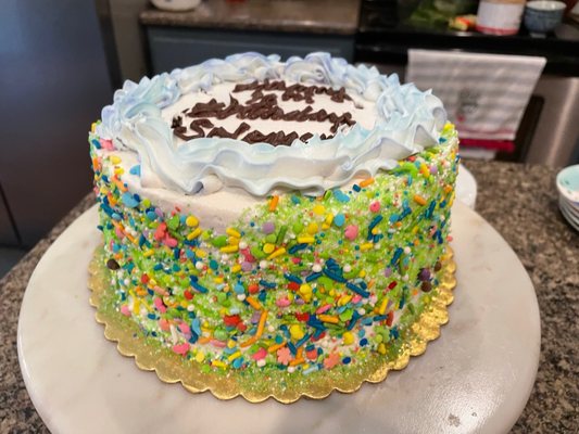 Friendly bakery staff at Uptown helped get a cake ready quickly for our company!