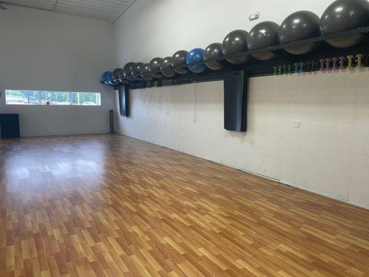 Use stability balls and free weights in a variety of formats and class lengths. Cardio, sculpt, 30, 45, or 60 minutes