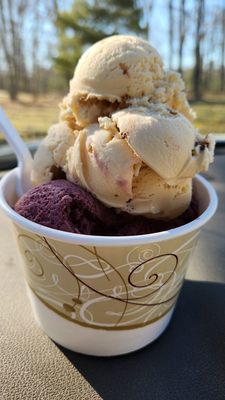 Yum, my two favorite flavors. Peanut butter cup and black raspberry! It's HUGE. OMG.