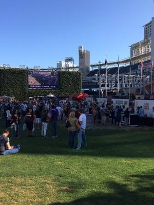 Crowd forming up at 5:00pm...it started to get good around 6.