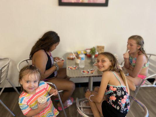 Kids playing uno and connect four games that were on the tables for their convenience.