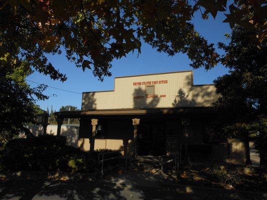 The post office building in Pymouth, California