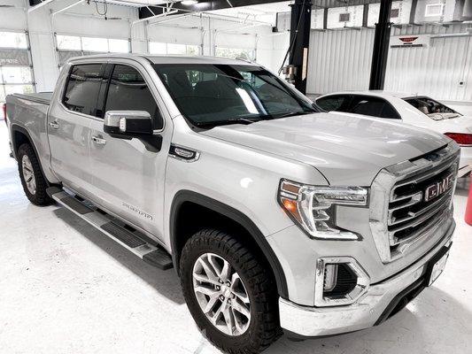 GMC Sierra 2020 CTX 30 AIR 80 Front Windshield. *Life Time Guaranteed*