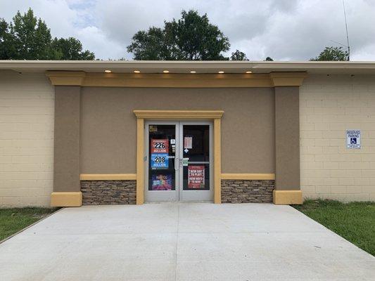 Main entrance of Puff-N-Go.