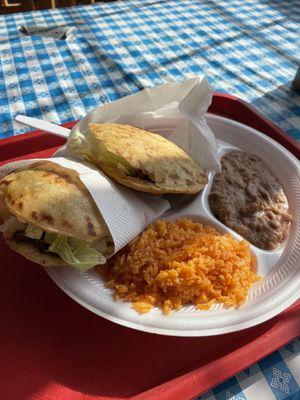 Gorditas Barbacoa y Guisado