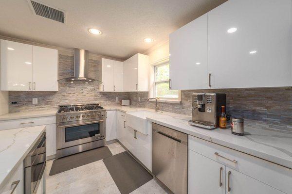 Maximize the storage space in your kitchen with these glossy white kitchen cabinets!