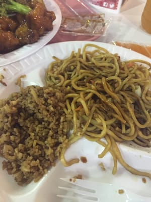 The blandest lo mein you ever did taste. If taste is the appropriate word.