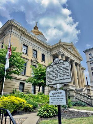 Courthouse and Museum Hours signage