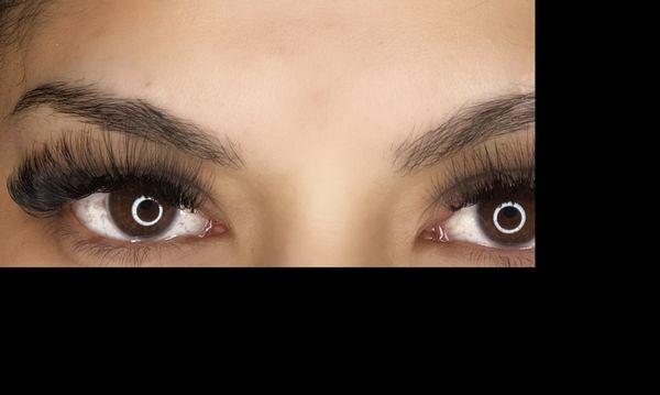 This a light volume created using Baby Doll style. This is perfect for big open eyes.