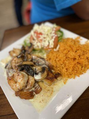 Tilapia a la Oaxaqueña !!! Is so creamy whit the shrimp is Really delicious  the rice is identical to my grandmother's .....