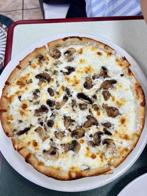 Mind blowing personal white pie w/ Mushrooms