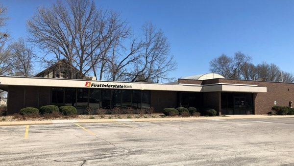 Exterior image of First Interstate Bank in Newton, IA.