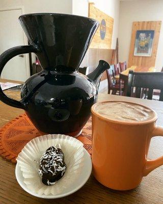 Vandola pour overs with chocolate dates and a latte.