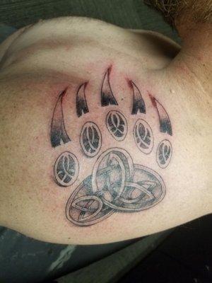 Celtic bear paw by Victor