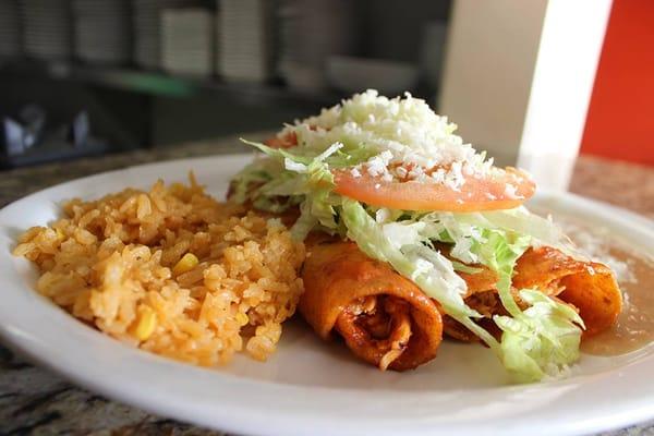 Platillos tipicos de Culiacan. Enchiladas con tortillas hechas a mano. Plates typical of Culiacan. Enchiladas made with handmade tortillas.