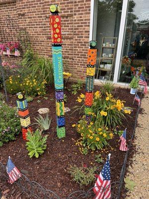 Galleria Greendale garden featuring unique garden poles.