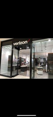 Verizon location inside the Somerset Collection, Troy Michigan.