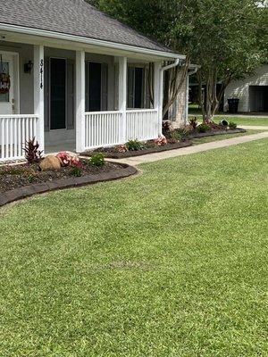 Fractured Quartz concrete curbing in Coffee Bean and Walnut Brown.