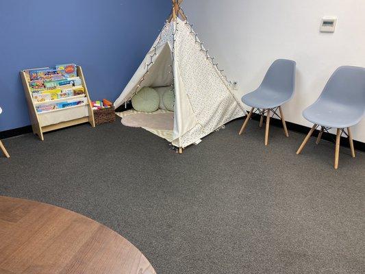 Kids teepee and bookshelf