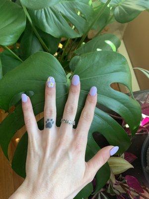 lilac full set with daisies on the ring finger