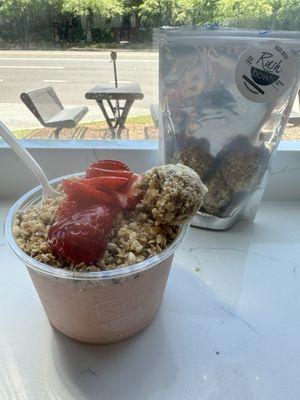 Jungle Bowl topped with strawberries and granola, Rush Bites Banana Bread