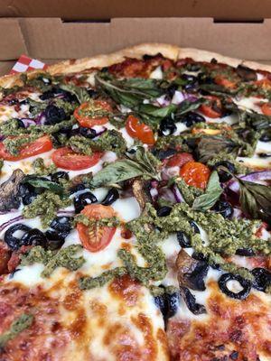 Veggie pizza with pesto and basil