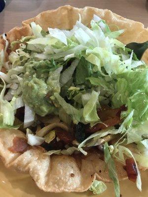 Vegetarian Taco Salad: had mushrooms, green bell peppers, onions, tomatoes, lettuce, and guacamole.