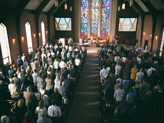 Worship services with traditional & modern atmospheres