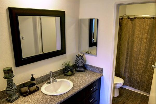 Marlon Manor Hollywood Apartments- Bathroom