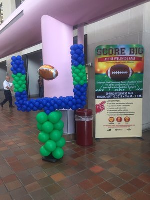 Score big sign and balloons.