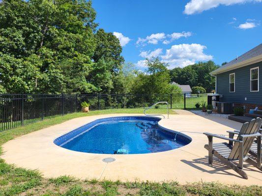 In-ground fiberglass swimming pool