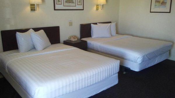 This was our queen room! fresh, clean and warm! Great little hotel, great price and BETTER service!